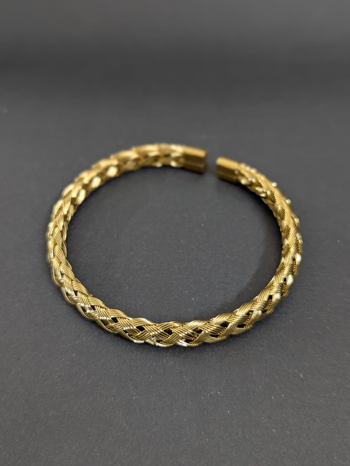Premium quality bracelet for ladies