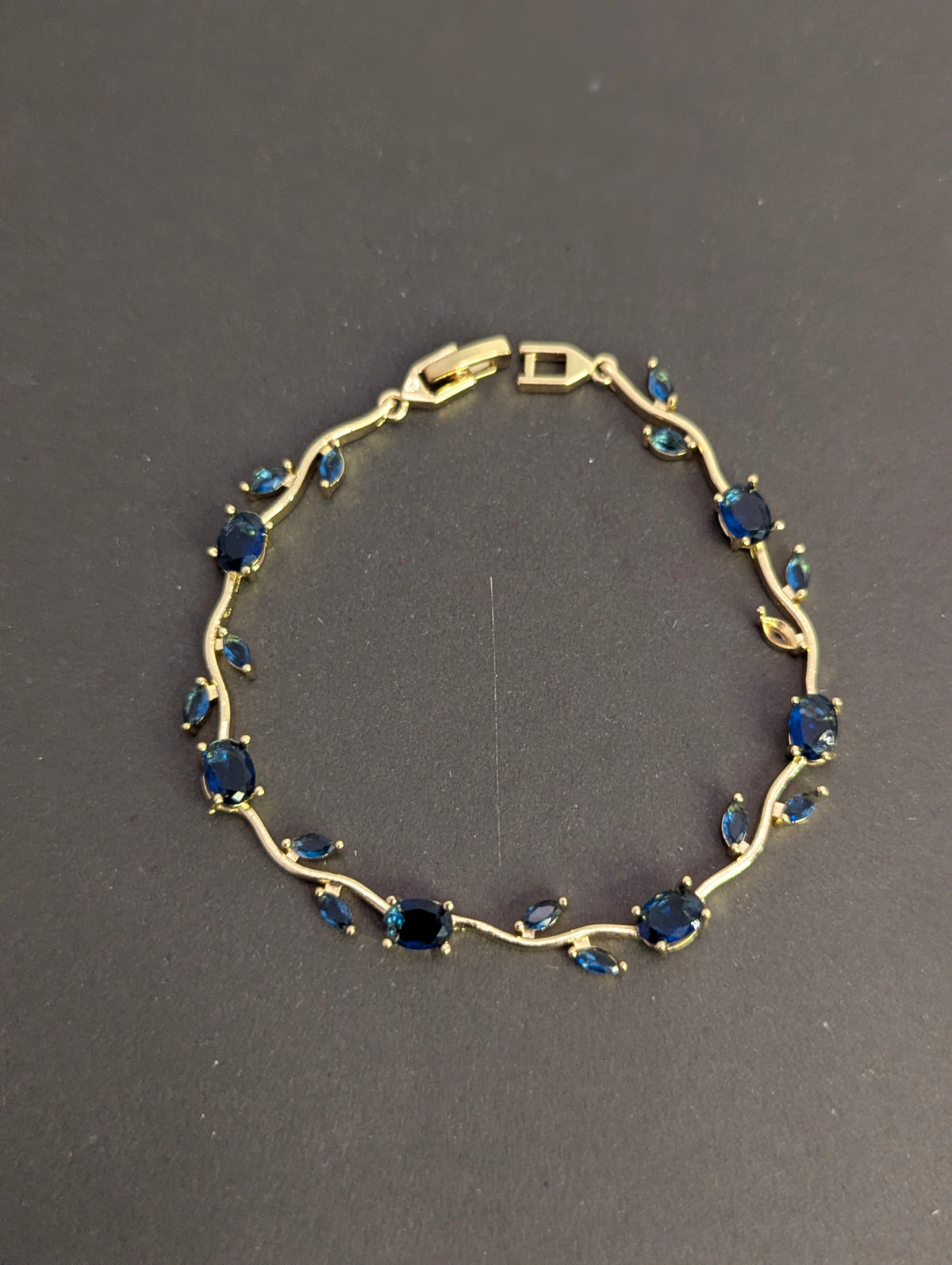 Viral Rapunzel Tulip Bracelet – Elegant Crystal Floral Wristlet