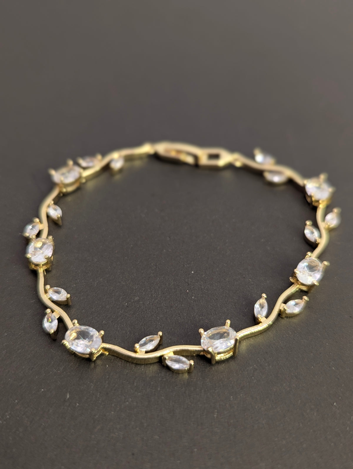 Viral Rapunzel Tulip Bracelet – Elegant Crystal Floral Wristlet